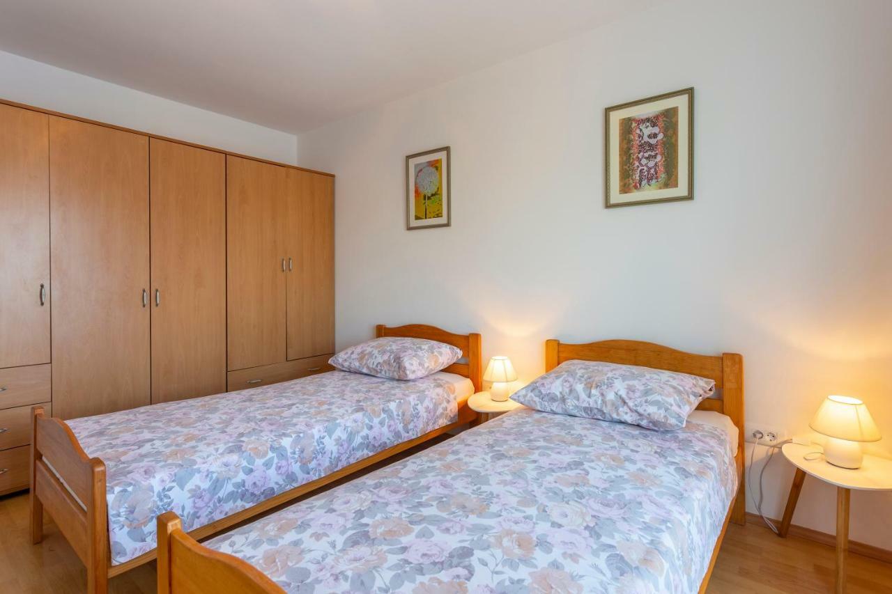 Apartment Anna With Free Private Parking Pula Exterior photo
